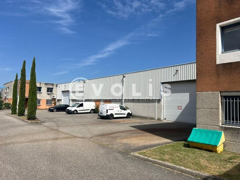 Flex in Chassieu for lease - Building Photo - Image 3 of 23