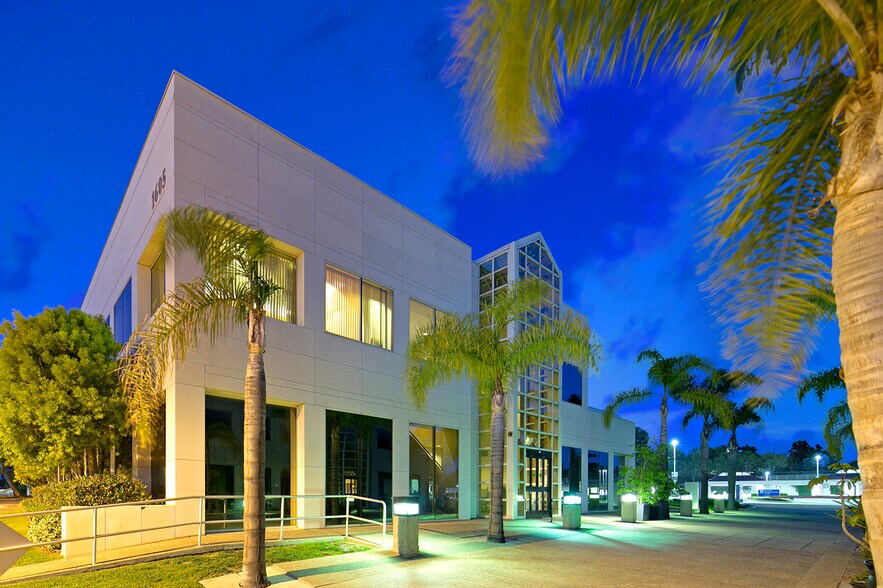 1605 Avocado Ave, Newport Beach, CA à vendre - Photo du bâtiment - Image 3 de 4