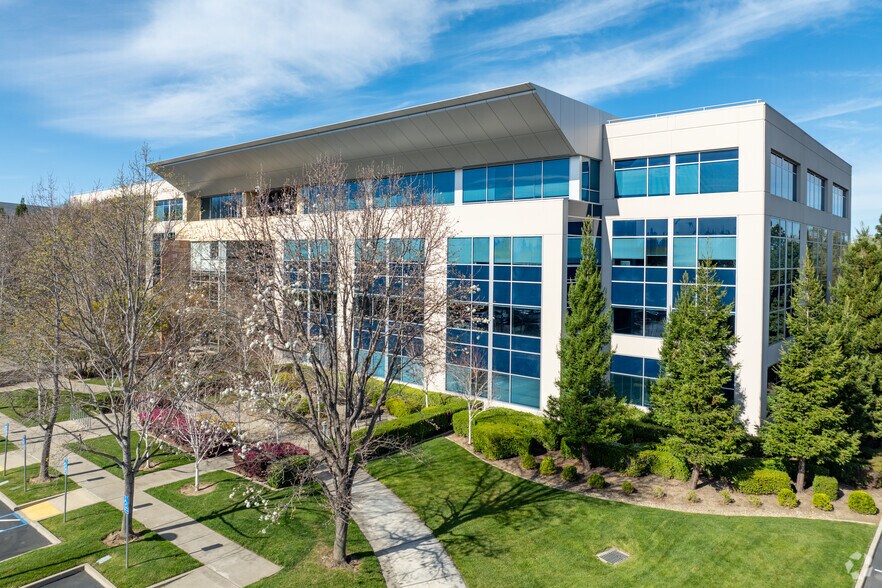 2850 Gateway Oaks Dr, Sacramento, CA à louer - Photo du bâtiment - Image 1 de 8