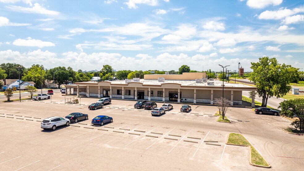 1010 S Texas Ave, Bryan, TX à louer - Photo du bâtiment - Image 2 de 11