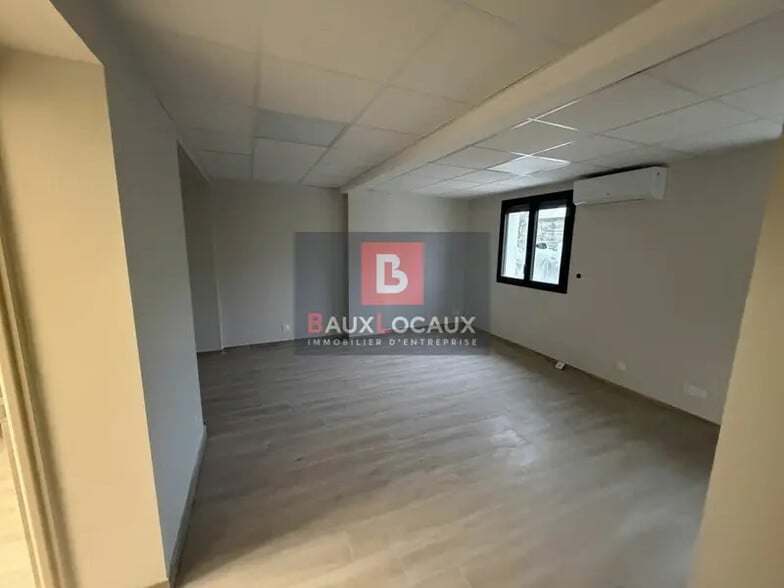 Office in Le Pontet for lease - Interior Photo - Image 2 of 6