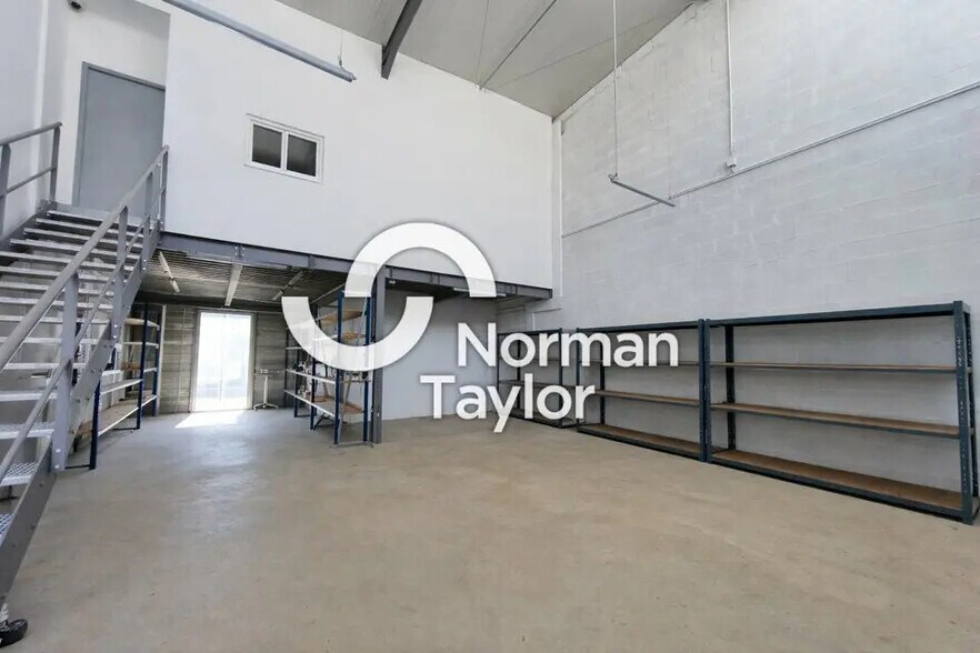 Flex in Anglet for lease - Interior Photo - Image 1 of 6