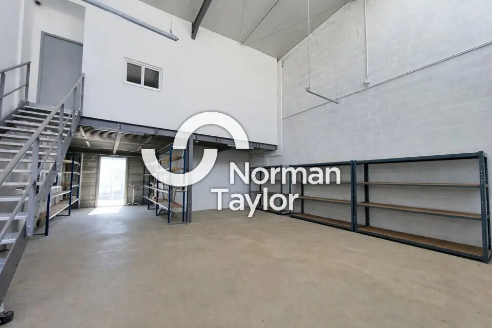 Flex in Anglet for lease Interior Photo- Image 1 of 7