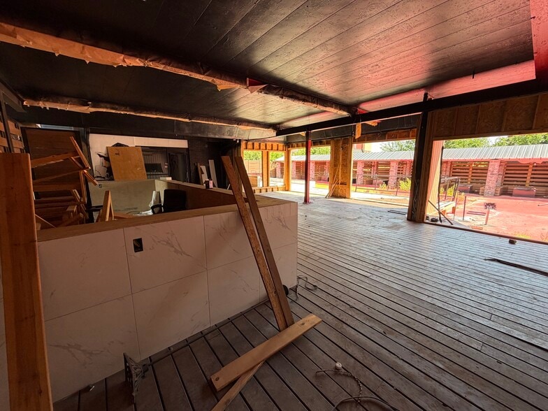 5708 NW Expressway St, Oklahoma City, OK for sale - Building Photo - Image 3 of 13