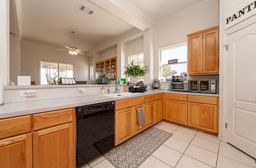 1833 County Road 305, Jarrell, TX for sale - Interior Photo - Image 3 of 40