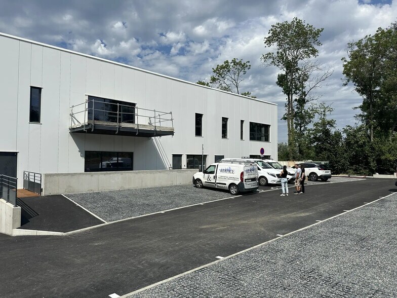 334 Chemin De Champivost, Limonest for lease - Building Photo - Image 2 of 6