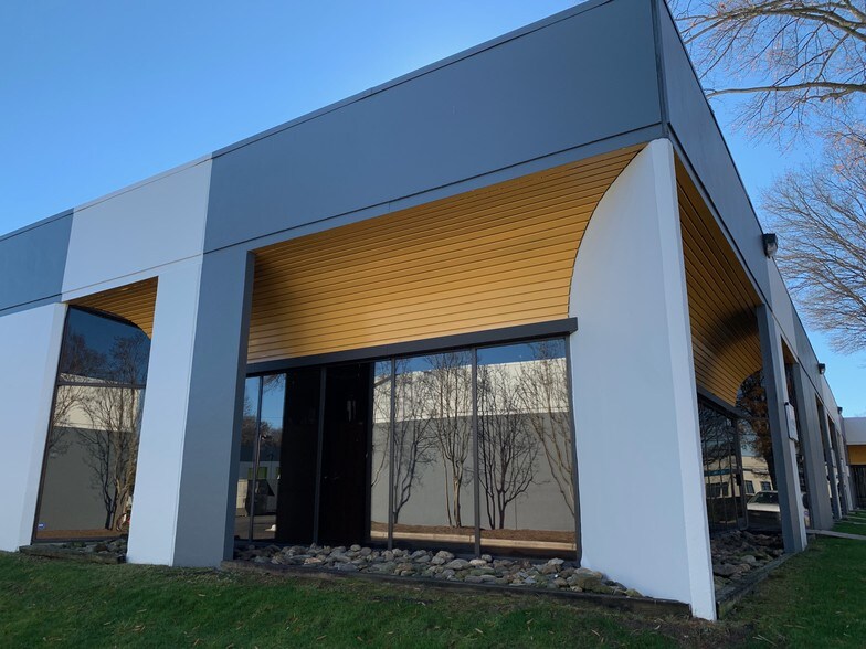 4301 Stuart Andrew Blvd, Charlotte, NC à louer - Photo du bâtiment - Image 3 de 15