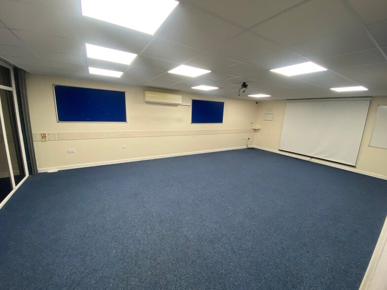 Stephenson Rd, Westbury for lease - Building Photo - Image 3 of 7