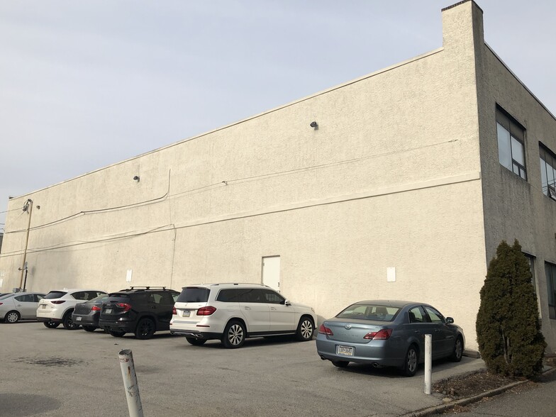 610 Old Lancaster Ave, Bryn Mawr, PA for lease - Building Photo - Image 3 of 6