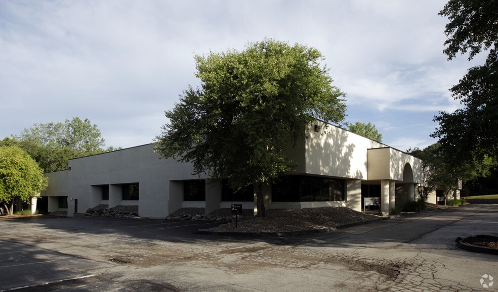 449-465 Sovereign Ct, Ballwin, MO for lease - Building Photo - Image 2 of 4