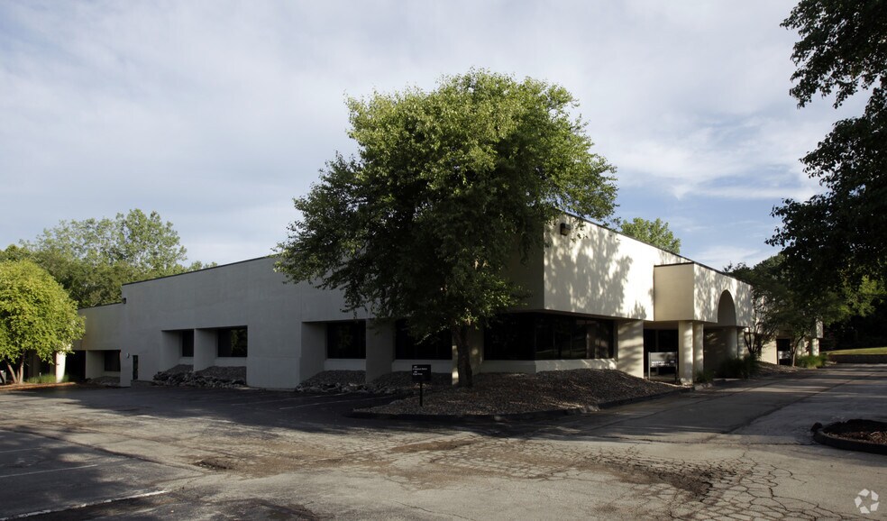 449-465 Sovereign Ct, Ballwin, MO à louer - Photo du bâtiment - Image 2 de 4