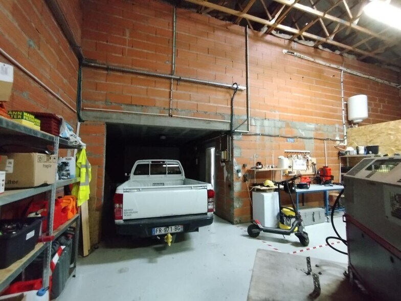 Flex in Muret for lease - Interior Photo - Image 2 of 4