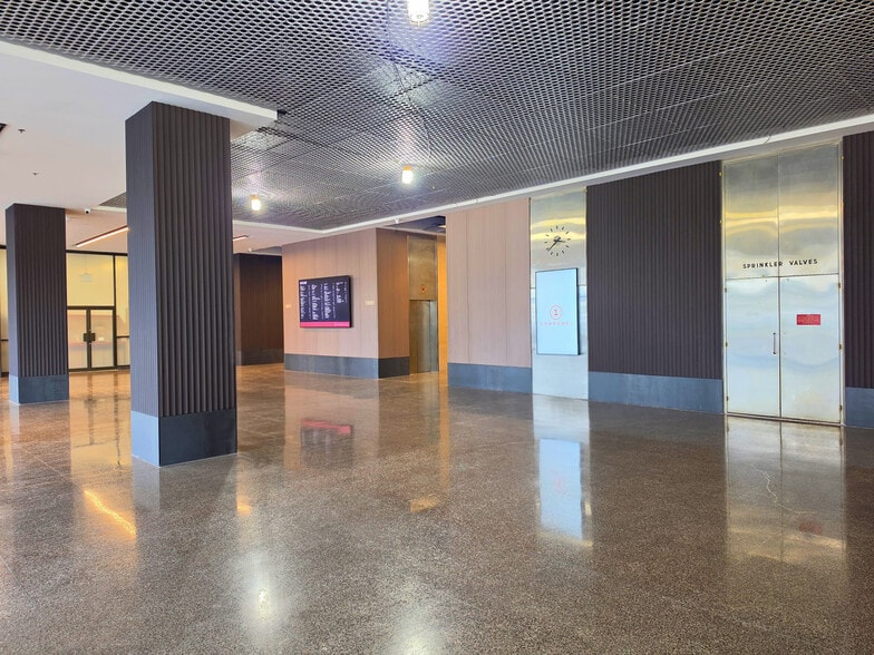 9300-9340 Boul Saint-Laurent, Montréal, QC for lease - Lobby - Image 2 of 13