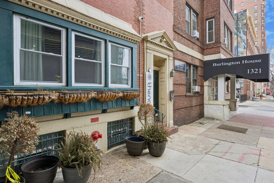 1325 Spruce St, Philadelphia, PA à vendre - Photo du bâtiment - Image 2 de 44