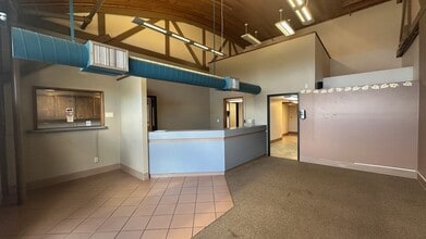 1106 Douglas St, Longview, WA for lease Interior Photo- Image 2 of 10