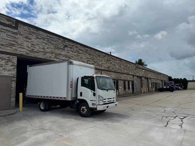 34082-34096 James J. Pompo Dr, Fraser, MI à louer - Photo du bâtiment - Image 3 de 5