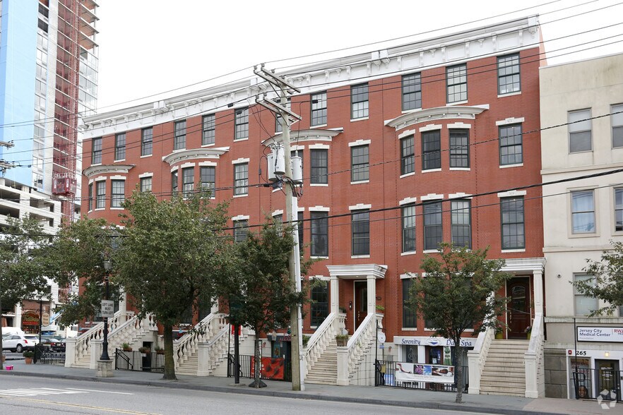 263 Grand St, Jersey City, NJ à louer - Photo du bâtiment - Image 2 de 14