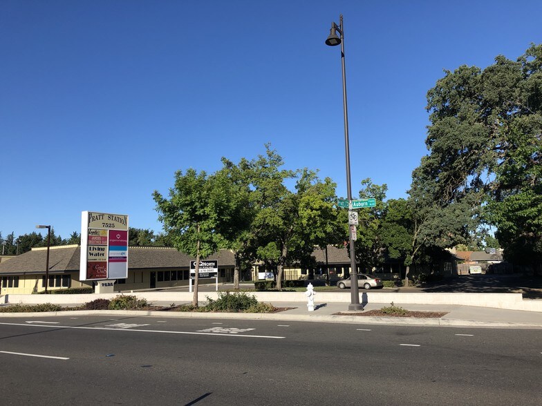 7525 Auburn Blvd, Citrus Heights, CA à louer - Photo du bâtiment - Image 2 de 7