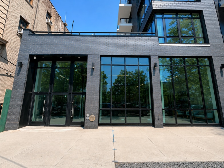 49-18 Vernon Blvd, Long Island City, NY à louer - Photo du bâtiment - Image 1 de 8