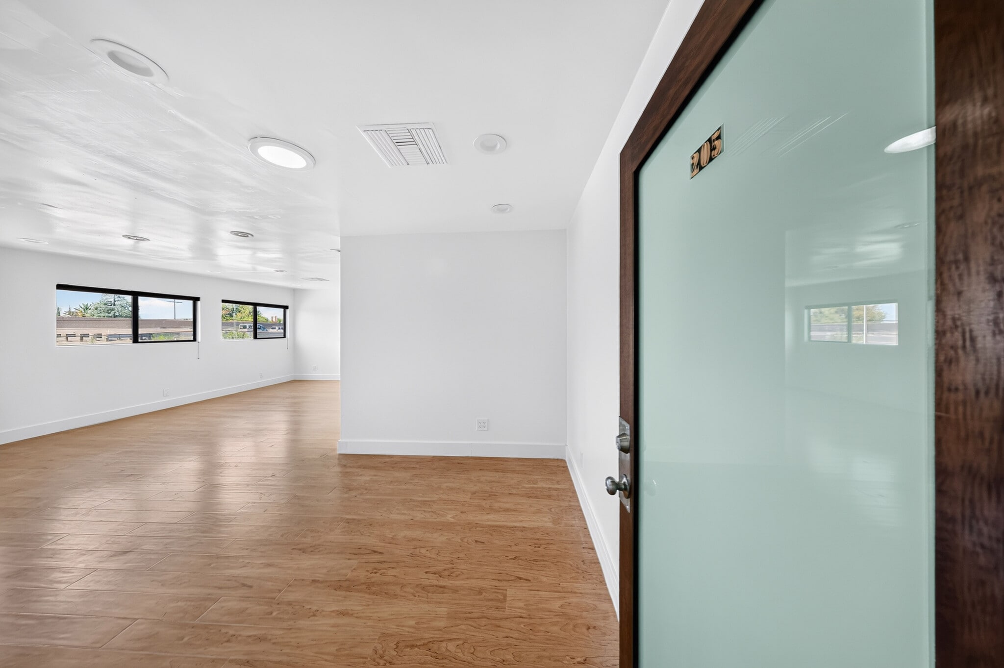19709 Ventura Blvd, Woodland Hills, CA for lease Interior Photo- Image 1 of 5