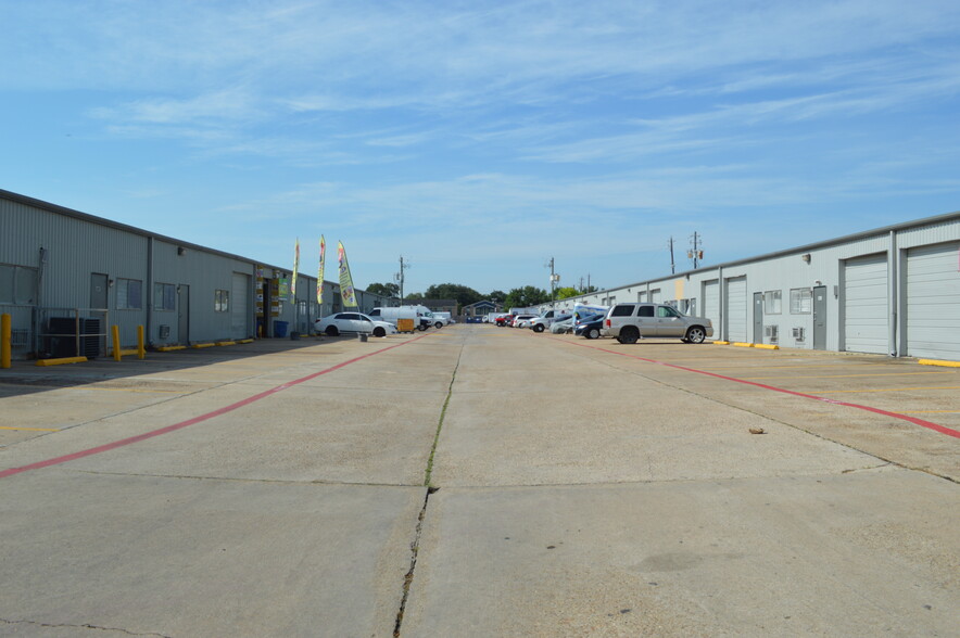 9801-9811 Harwin Dr, Houston, TX for lease - Building Photo - Image 3 of 19