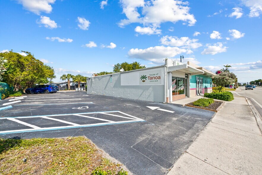 1649 E Sample Rd, Pompano Beach, FL à louer - Photo du bâtiment - Image 3 de 13