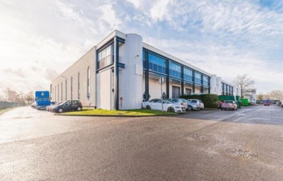 Flex dans Élancourt à louer - Photo du bâtiment - Image 1 de 11