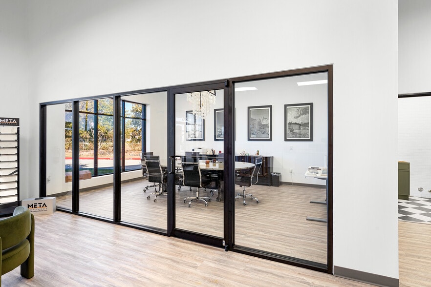 Ranch Trail Portfolio portfolio of 2 properties for sale on LoopNet.ca - Building Photo - Image 3 of 16