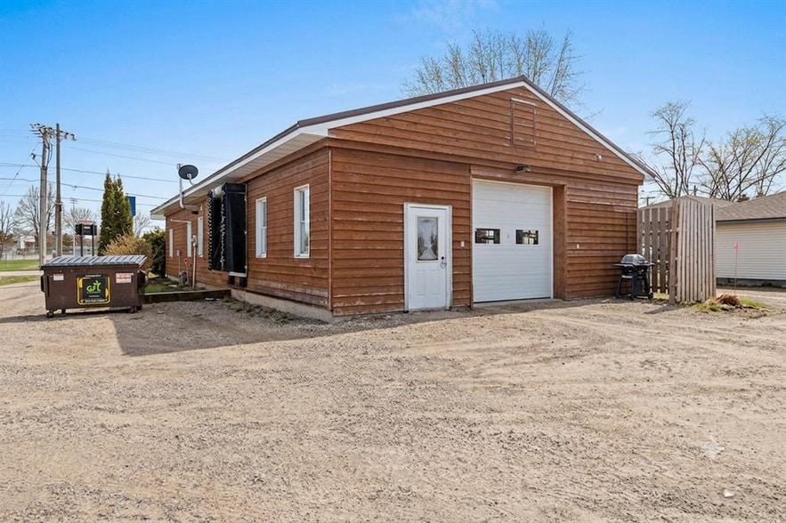 537 Caldwell Ave, Oconto Falls, WI for sale - Building Photo - Image 2 of 27