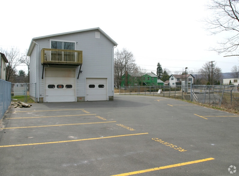 77-79 Pine St, Bristol, CT à louer - Photo du bâtiment - Image 2 de 2