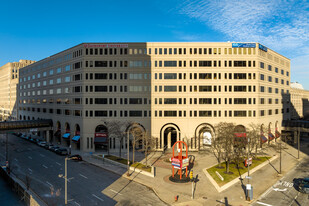 New Center One Bldg - Station d’essence