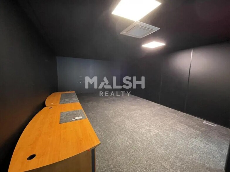 Office in Villeurbanne for lease - Interior Photo - Image 2 of 14