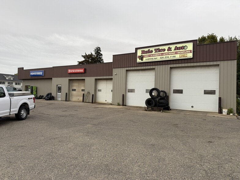 104 Litchfield Ave SE, Willmar, MN à vendre - Photo du bâtiment - Image 1 de 1