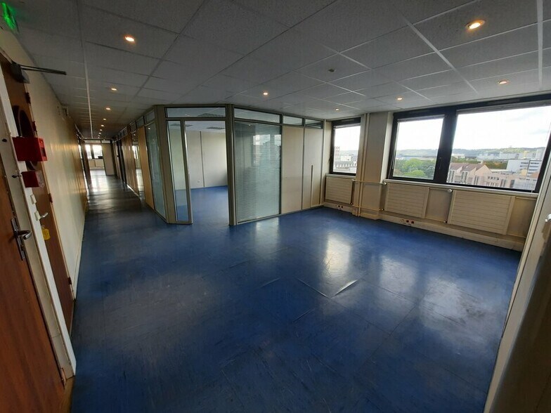 Office in Rouen for lease - Interior Photo - Image 3 of 12