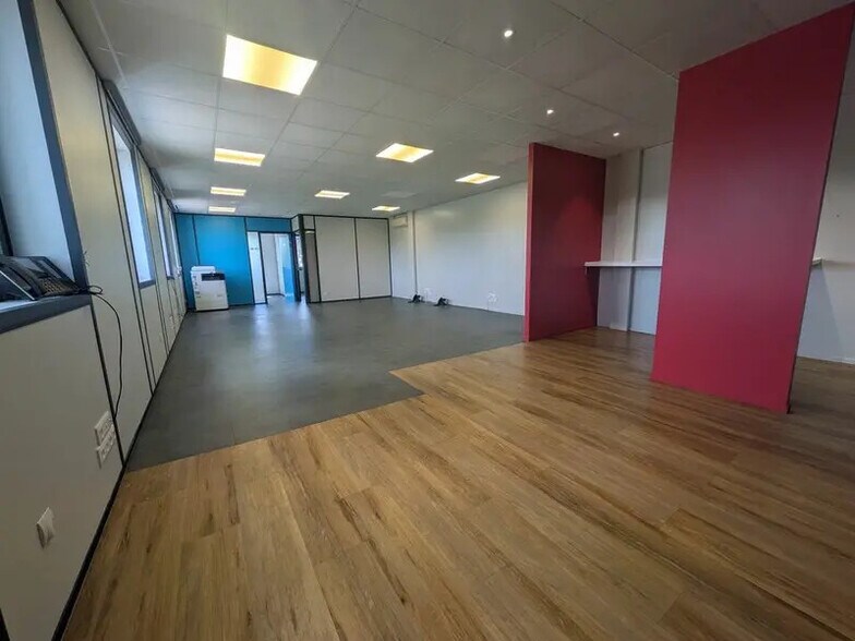 Office in Le Grand-Quevilly for lease - Interior Photo - Image 3 of 8