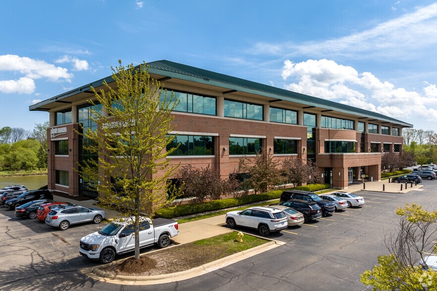 19176 Hall Rd, Clinton Township, MI for lease - Primary Photo - Image 1 of 5