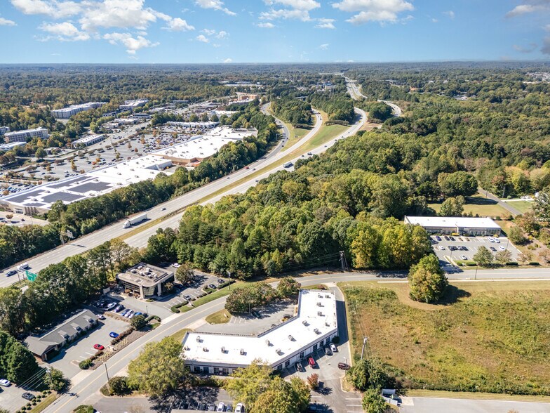 1470 Westbrook Plaza Dr, Winston-Salem, NC à vendre - Photo du bâtiment - Image 2 de 2
