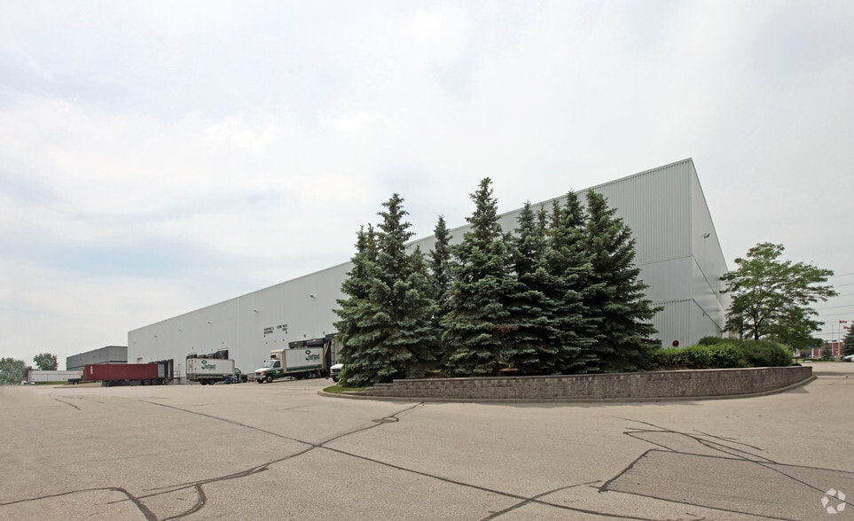1030 Courtneypark Dr E, Mississauga, ON for lease - Building Photo - Image 2 of 8