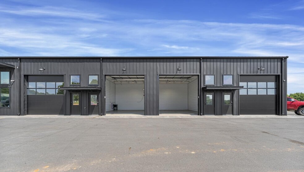 NWA Flex Space portfolio of 3 properties for sale on LoopNet.ca - Building Photo - Image 3 of 27