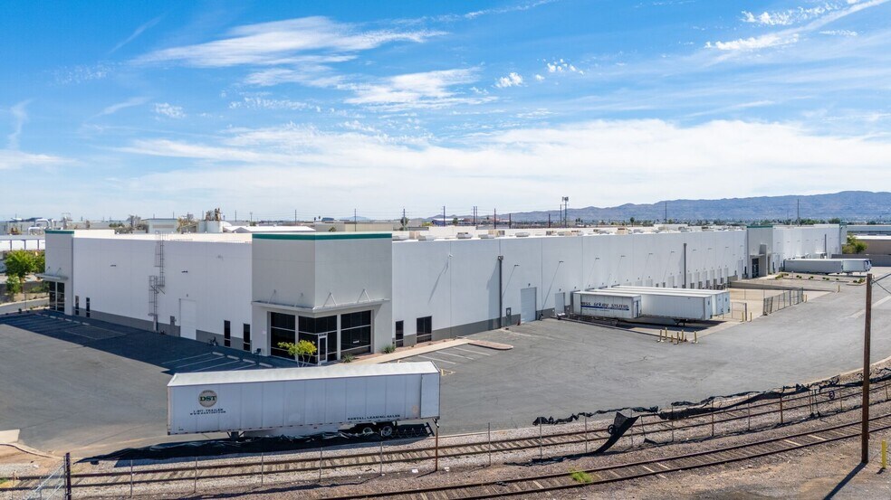 1250 E Hadley St, Phoenix, AZ à louer - Photo du bâtiment - Image 2 de 4