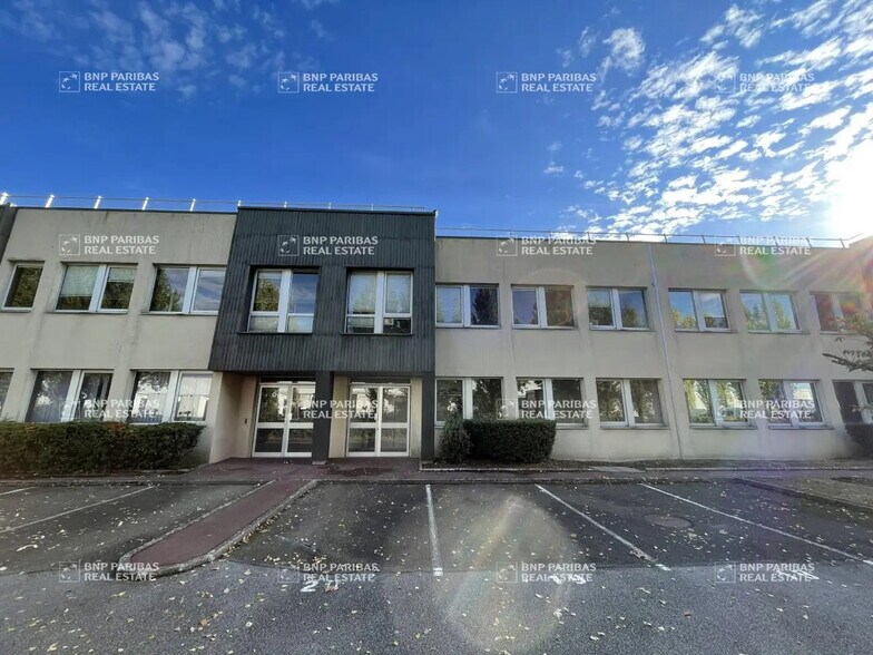 Office in Coignières for lease - Building Photo - Image 2 of 9