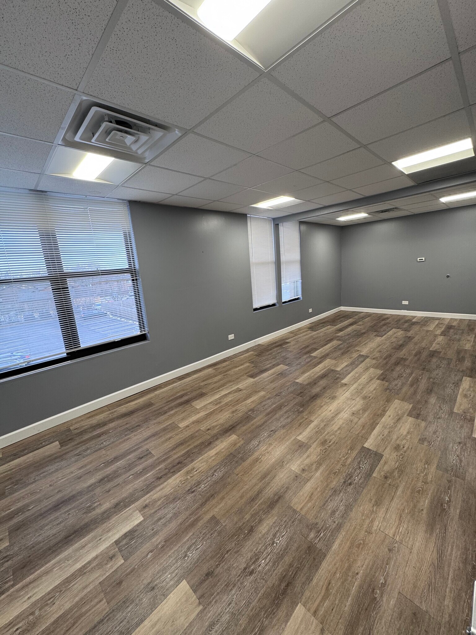 1S132 Summit Ave, Oakbrook Terrace, IL for lease Interior Photo- Image 1 of 2