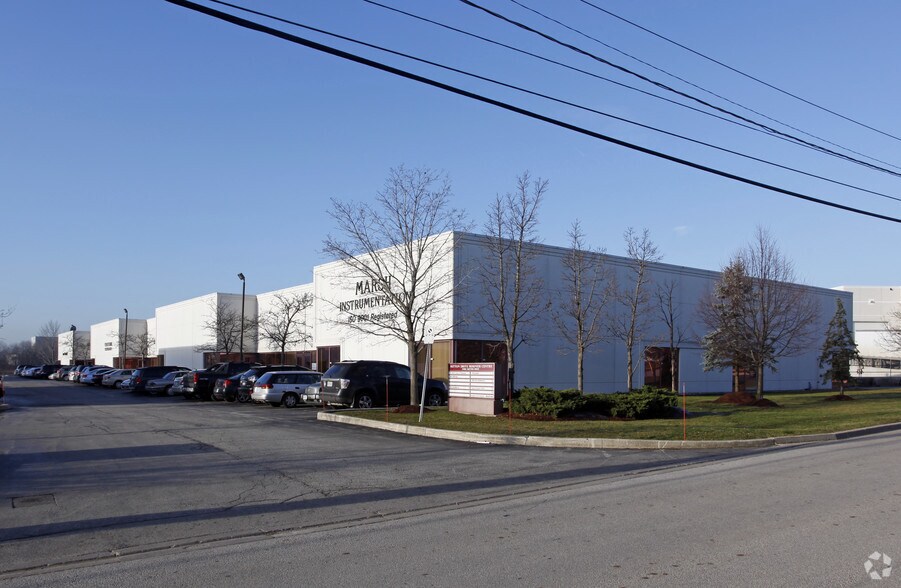 1016 Sutton Dr, Burlington, ON à vendre - Photo principale - Image 1 de 1