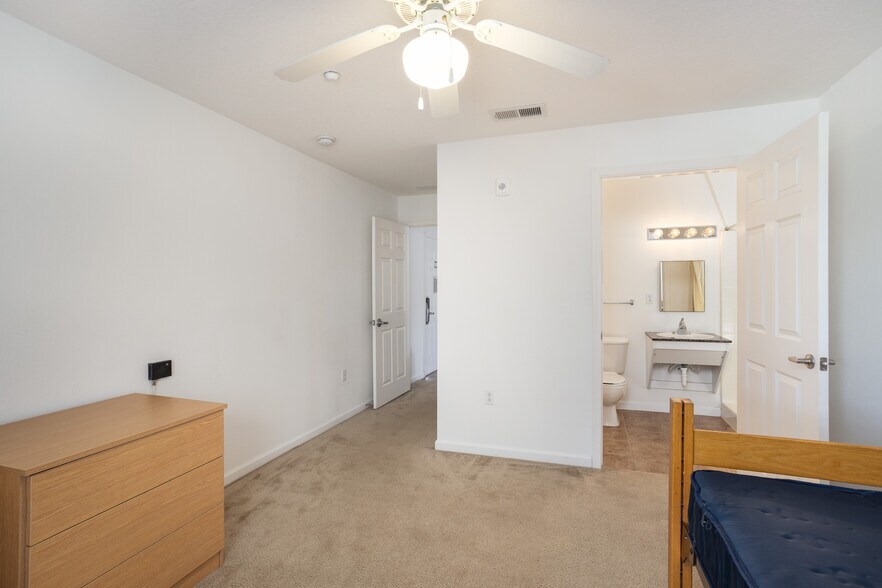 1540 NE Skippers Way, Palm Bay, FL à vendre - Photo intérieure - Image 3 de 4