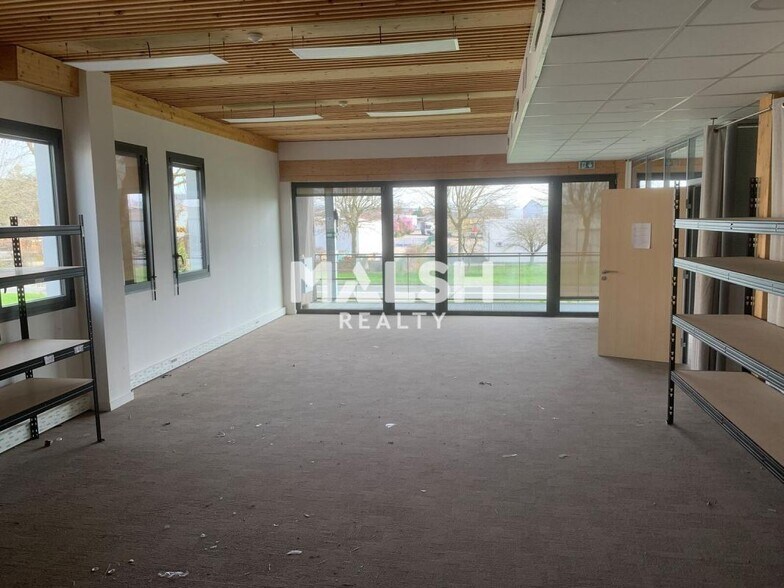 Office in Beynost for lease - Building Photo - Image 3 of 14