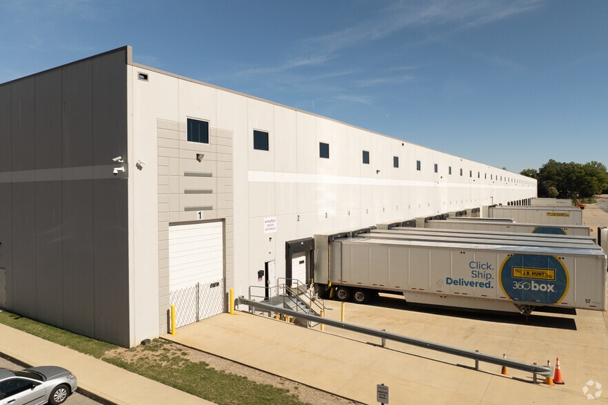 14450-14580 Foltz Pky, Strongsville, OH for lease - Building Photo - Image 2 of 5