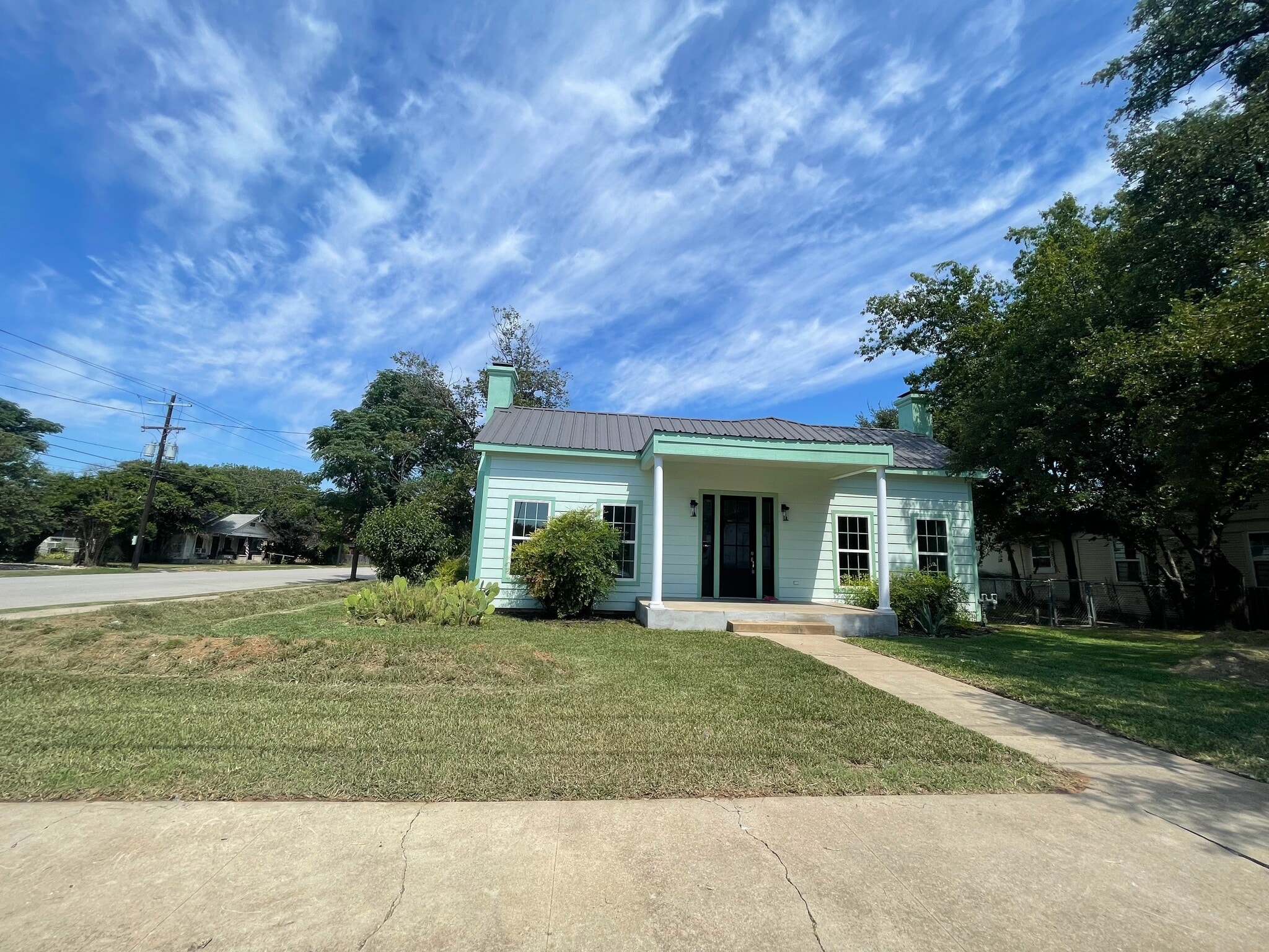 201 E 6th St, Lampasas, TX for sale Primary Photo- Image 1 of 38
