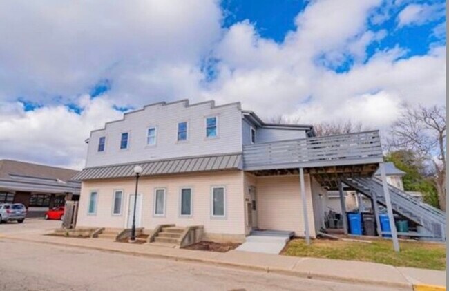 Plus de détails pour 1010 Mills St, Black Earth, WI - Multi-résidentiel à vendre