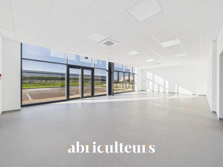 Industrial in Chartres for sale - Building Photo - Image 2 of 4