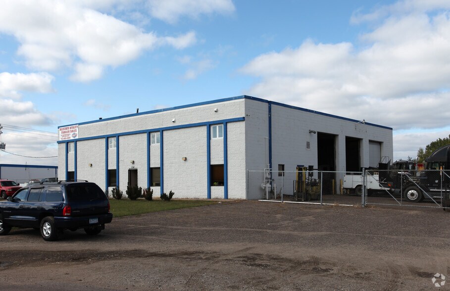 1741 NE Radisson Rd, Blaine, MN à louer - Photo du bâtiment - Image 1 de 3